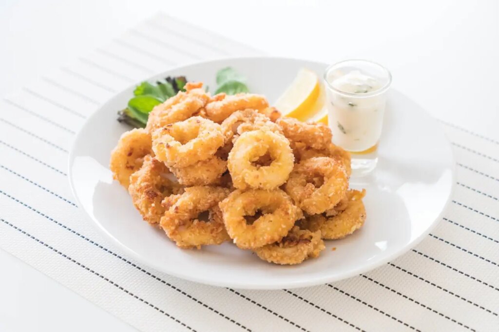 Come preparare la pastella per i calamari fritti: ecco la ricetta