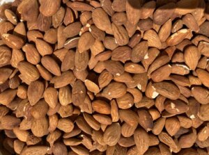 Mangiare mandorle ogni giorno: ecco cosa succede a colesterolo e pressione